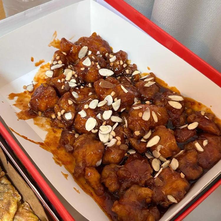강릉중앙시장 닭강정, 줄 서서 먹는 이유? 현지인과 여행객의 솔직 후기!