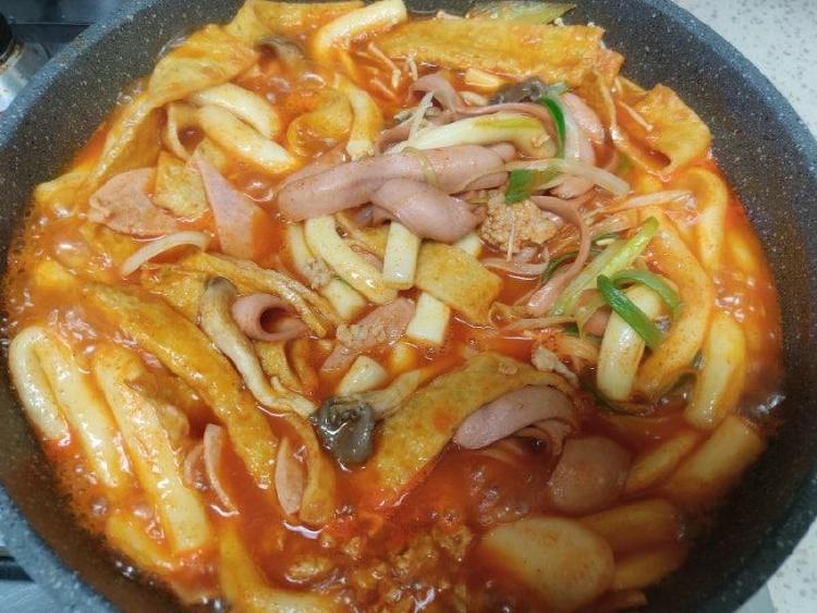 땅스부대찌개 떡볶이, 이 조합 실화? 직접 먹어본 후기와 꿀팁 대방출!